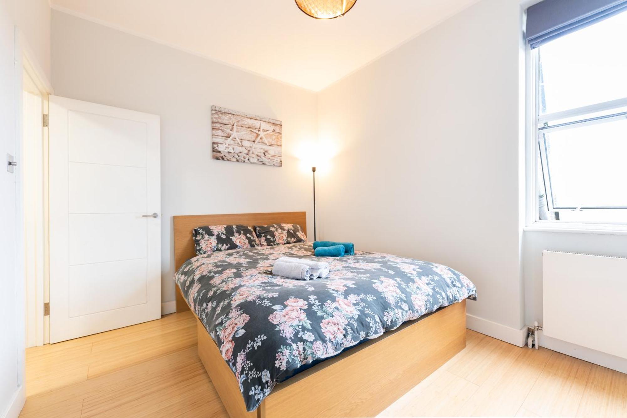 Special Offer! Bright & - Up To 4 Apartament