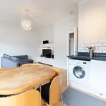 Special Offer! Bright & Central Apt - Up To 4