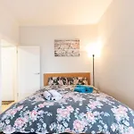 Special Offer! Bright & Central Apt - Up To 4